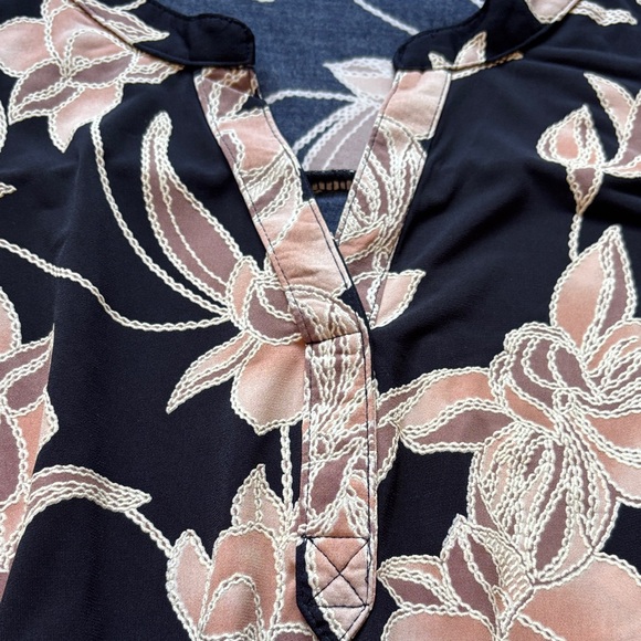 Sleeveless Floral V-Neck Tank Top in Navy and Blush - Picture 4 of 6